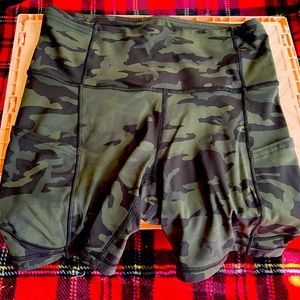 Lululemon Fast and Free Short Camo 6”, Size 6